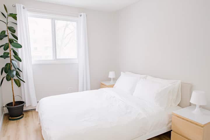 Cama tamaño queen, 2 almohadas, 2 lámparas, 2 cajones de mesa auxiliar.