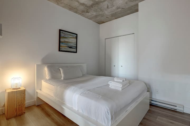 อีกมุมมองหนึ่งของห้องนอน 1 แสดงให้เห็นถึงการจัดวางที่กว้างขวางการตกแต่งสไตล์มินิมอลและบรรยากาศที่เงียบสงบ