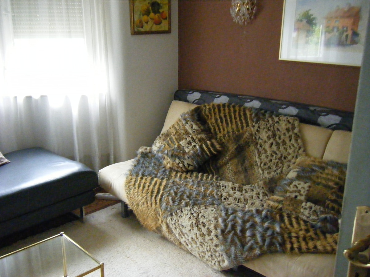 Третата спалня е едновременно и всекидневната.
Може лесно да се преобразува.