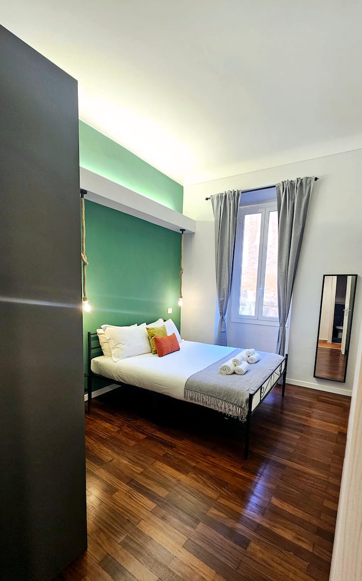 Un dormitorio con un edredón y un televisor inteligente 