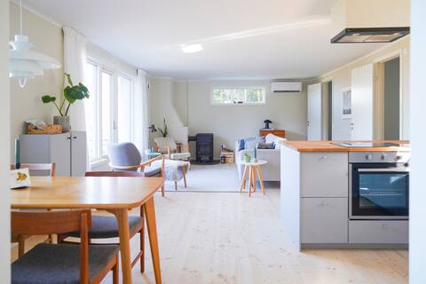 Top performing Airbnb: Charming wooden cottage with beautiful lake view in Västra Götalands