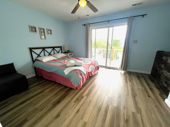 Queen საწოლი ტელევიზორით, მიმაგრებული აბაზანა-ტუალეტით და აივნით