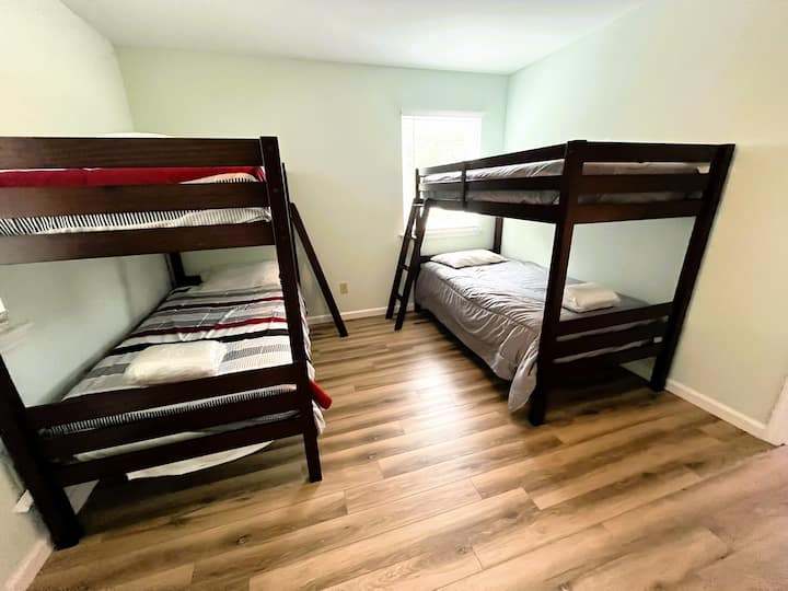 Ორი ორსართულიანი საწოლი (4 საძინებელი) ტელევიზორით და მიმაგრებული აბაზანა-ტუალეტით.