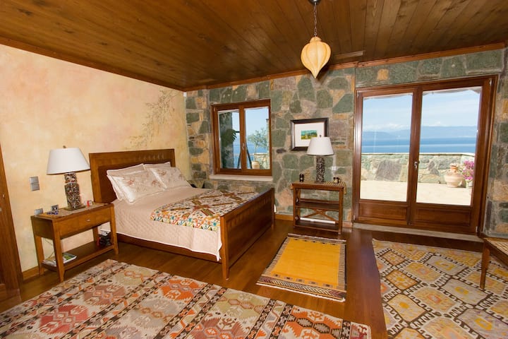 Спалната соба има пристап до голем веранда со панорамски поглед кон плажата и водата.