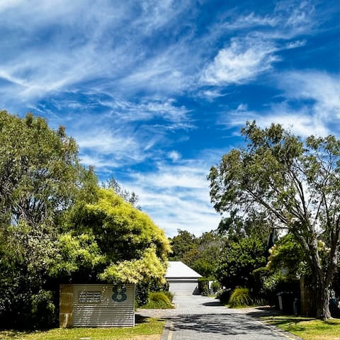 Stones Throw – stroll to town!