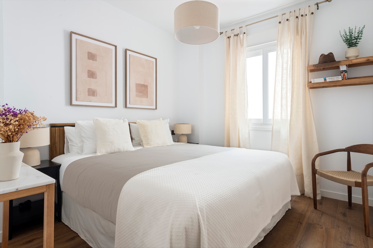 מיטת קינג סייז בגודל 180 ס"מ על 200 ס"מ משתרעת על פני חדר אטום לרעש ושקט, והיא הערובה הטובה ביותר למנוחה! 