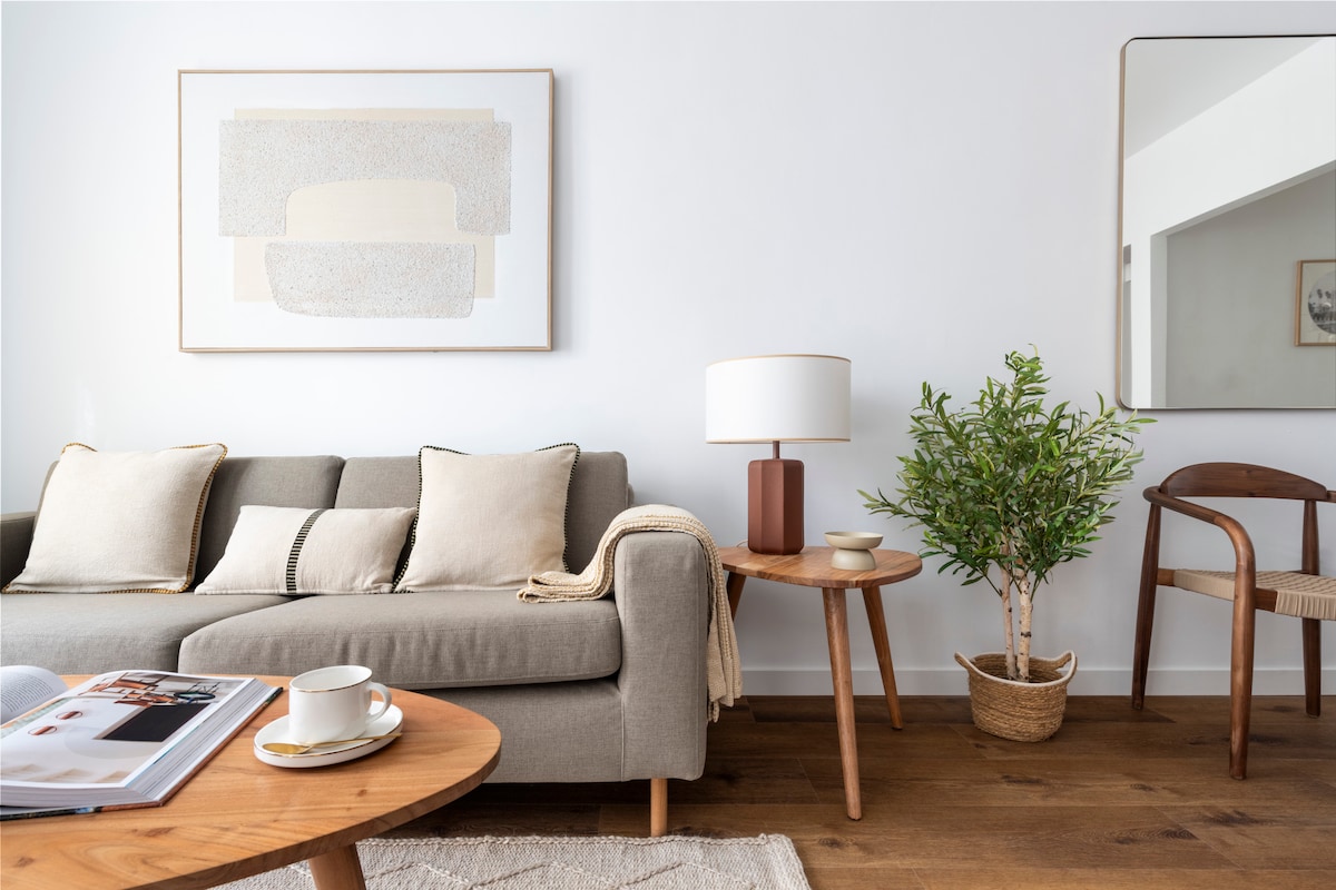 סלון מואר וחם, עם טלוויזיה ומערכות אודיו משוכללות, יהפוך את השהייה שלכם לנוחה ונעימה.