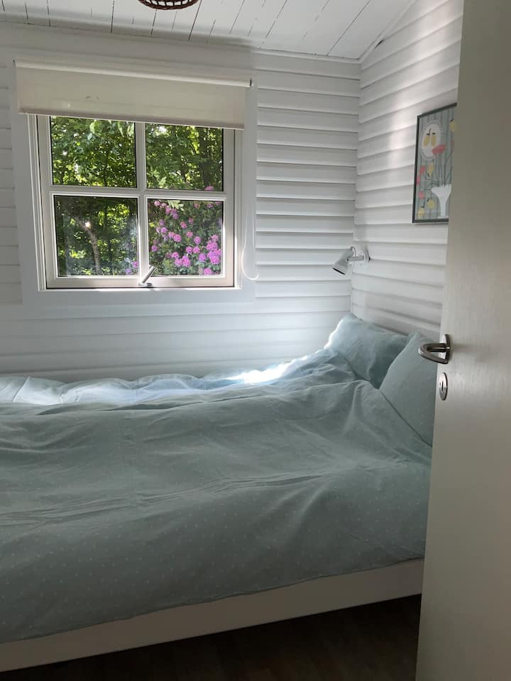 Პატარა ორადგილიანი საწოლი 2x70x200 სმ ზამბარიანი მატრასები + 140x200 სმ ზედა ლეიბი.