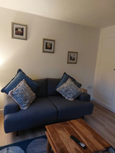 Top Airbnb: Charming One Bedroom Apartment Shepperton studios in Spelthorne
