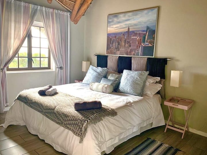 Amplio y soleado dormitorio principal con cama tamaño king, armarios empotrados y baño privado. Se abre a un balcón privado con impresionantes vistas al mar, perfecto para el café de la mañana o la relajación al atardecer.