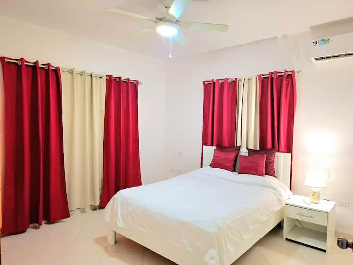 Spavaća soba s 1 bračnim krevetom, ormarom, ventilatorom i klima-uređajem