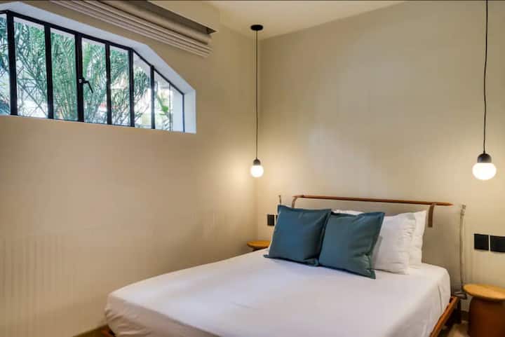 Bafu la kujitegemea la Queen Suite kwenye ghorofa ya 1. 
Bafu la kujitegemea en suite de la Suite Queen kwenye ghorofa ya chini.