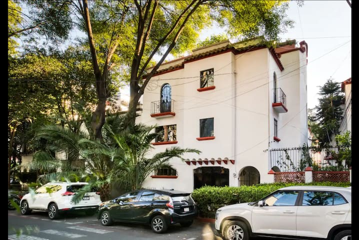 Iconic Art Deco Gem | 4 Suites & Rooftop | Condesa gallery image 3