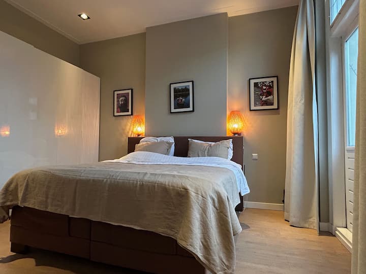 Slaapkamer 1 heeft een electrisch verstelbare comfortabele boxspring van 180 cm breed. De  matrassen en topper zijn in 2023 vernieuwd. 