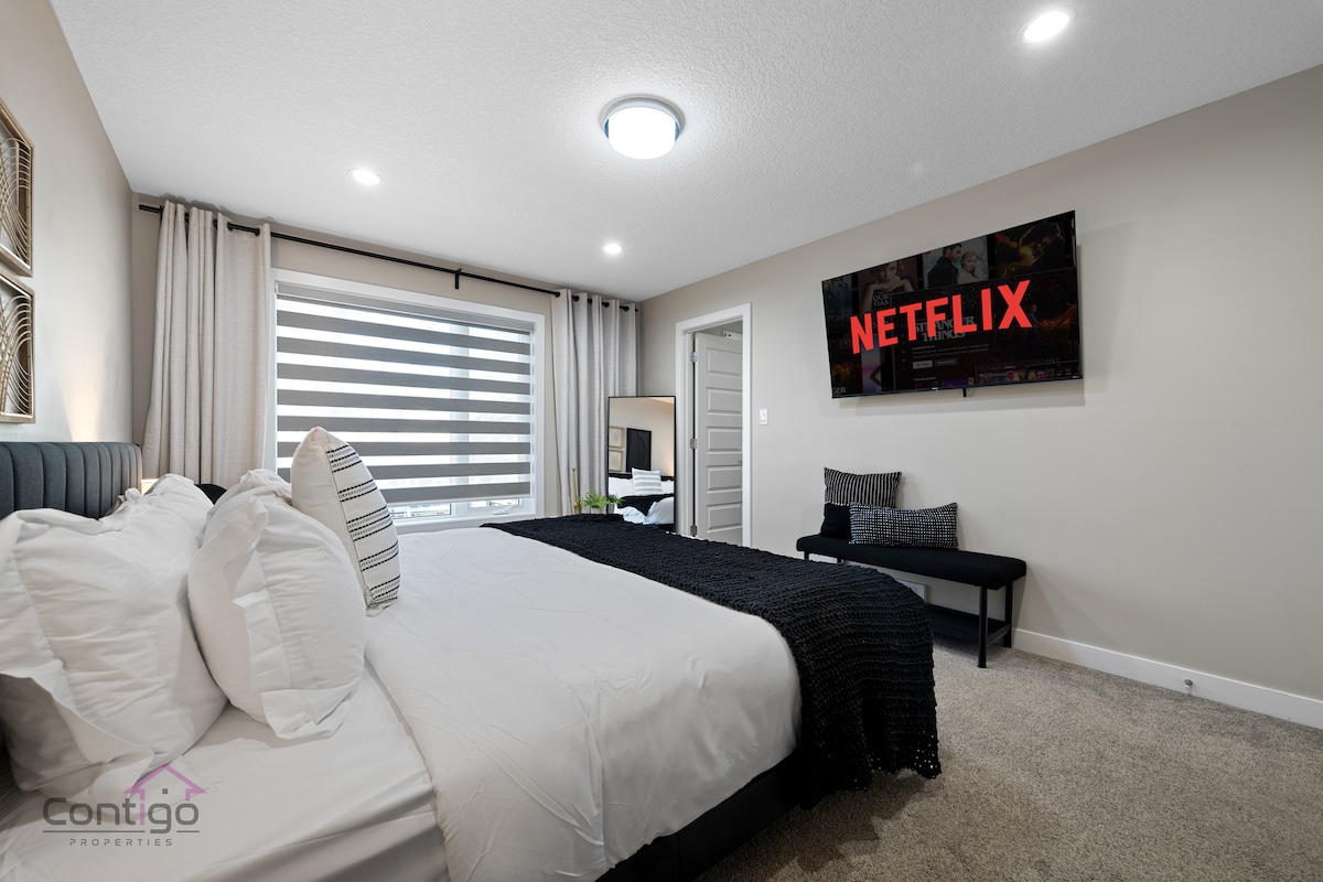 Premýšľali sme o všetkom pre vaše pohodlie! Dostatok svetla zo stropných svetiel a nočnej lampy, ako aj vlastná kúpeľňa zabezpečujú pohodlný a príjemný pobyt.