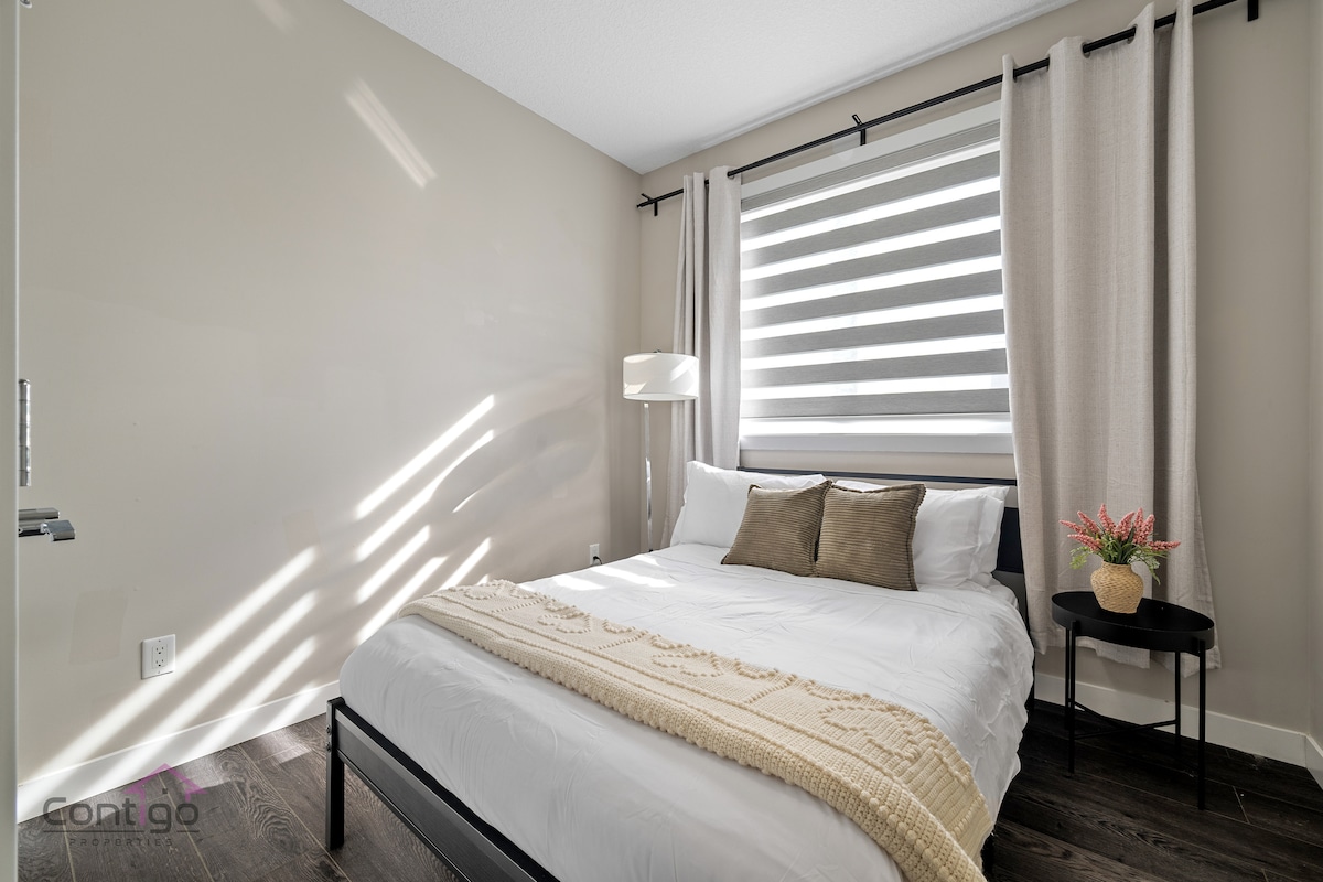 Oddýchnite si v tejto pokojnej dvojlôžkovej spálni na hlavnom poschodí – ideálna pre ľahký prístup a väčšie pohodlie. Zatemňovacie závesy a žalúzie zabezpečujú pokojný spánok a úplné súkromie.