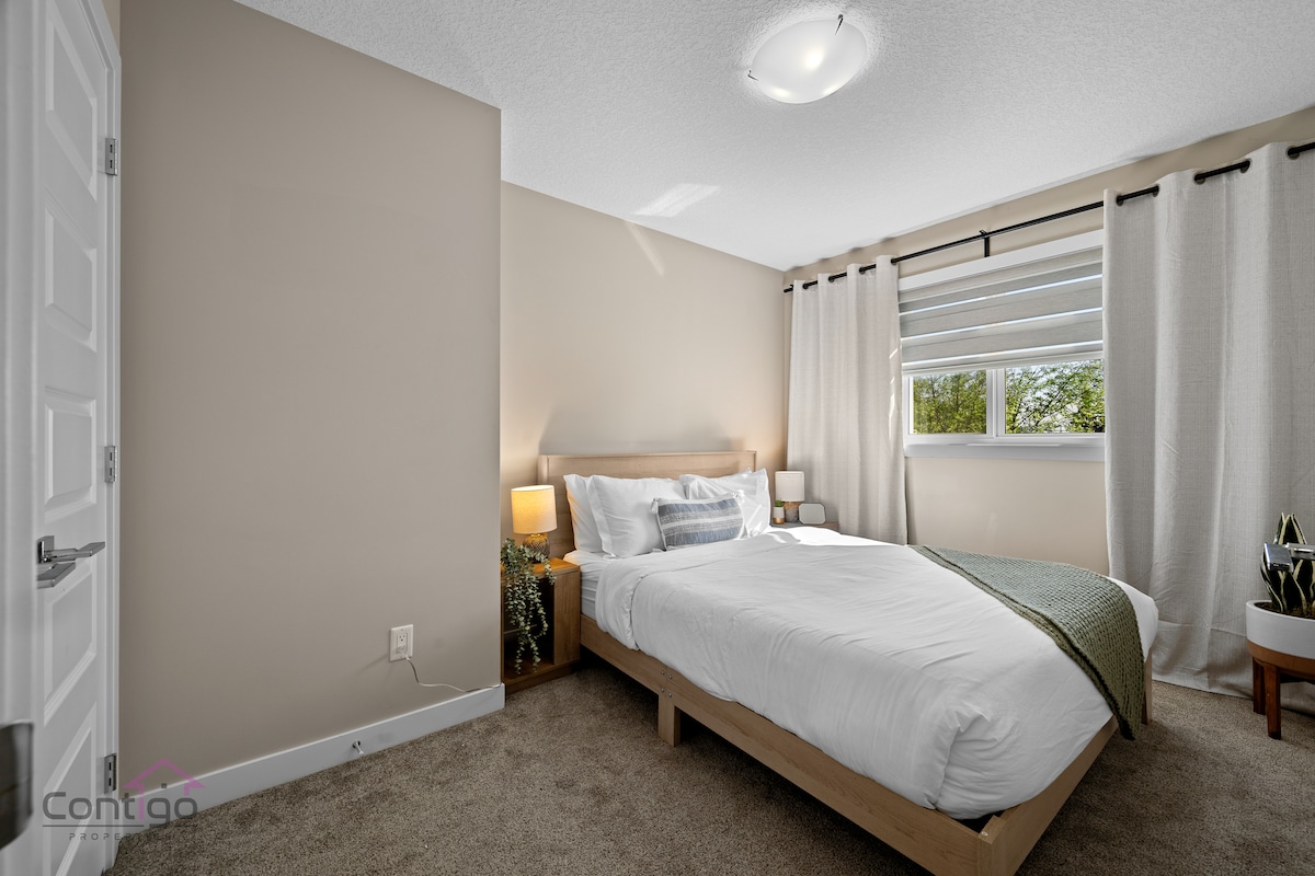 Oddýchnite si v tejto útulnej spálni s manželskou posteľou, kde sa plyšové koberce stretávajú s pokojnou atmosférou. Zatemňovacie závesy a žalúzie vám umožnia zaspať v úplnej tme, čo je ideálne pre pokojný spánok.