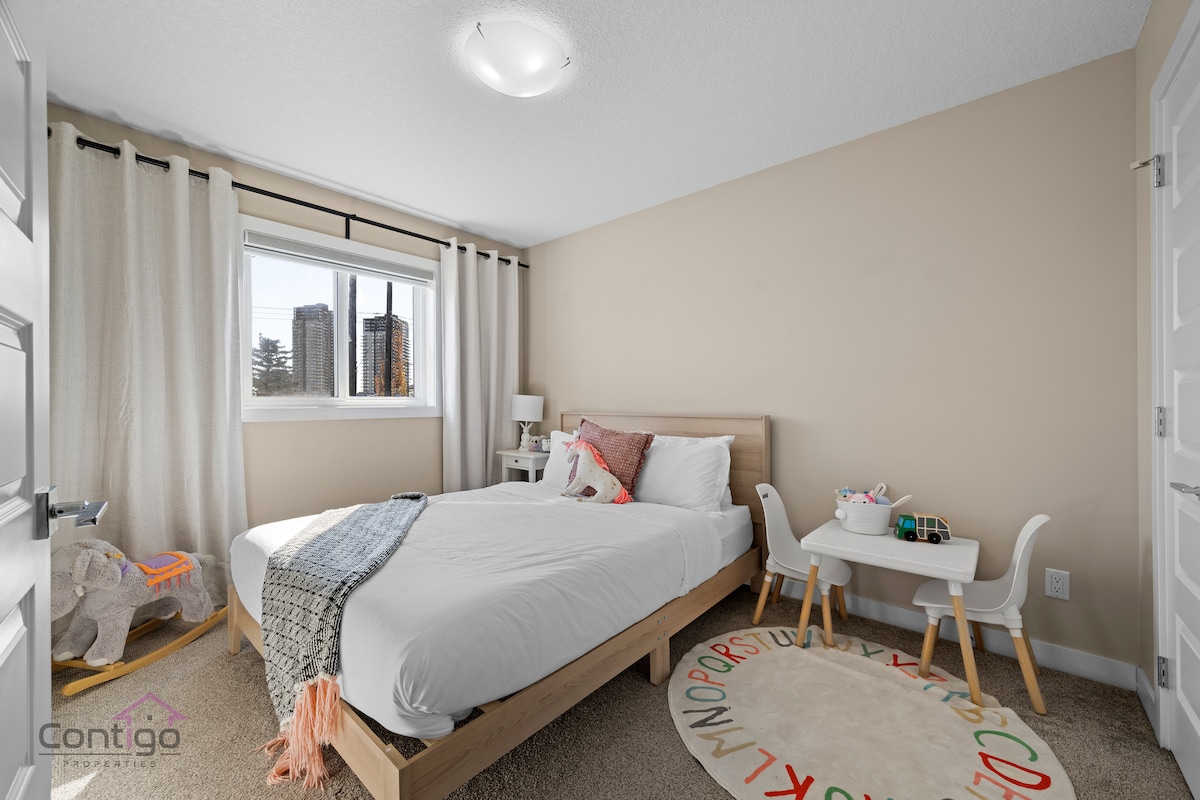 Slnečná spálňa s manželskou posteľou a zatemňovacími závesmi pre pokojný spánok. Deti sa zabavia pri zábavnom hracom stole a hojdacom koníku!