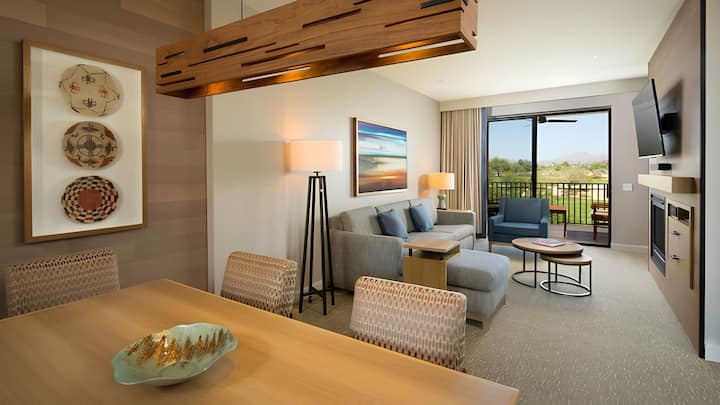 Განიტვირთეთ ხანგრძლივი დღის შემდეგ ფართო მისაღებ ოთახში ან დატკბით შესანიშნავი გარემოთი თქვენს ცალკე აივანზე.   Დივანი გარდაიქმნება გასაშლელ დივნად, თუ დამატებითი სივრცე დაგჭირდებათ.