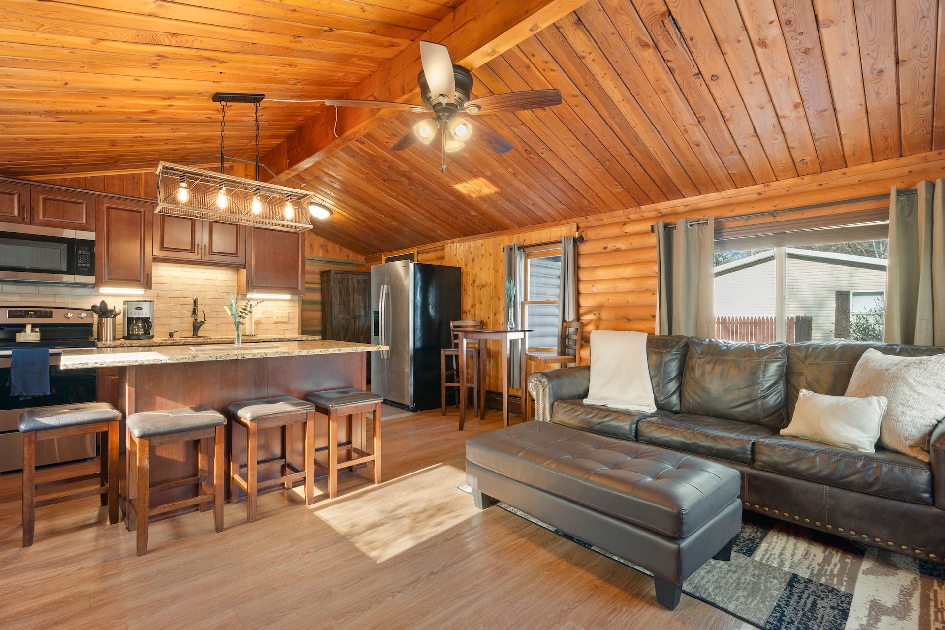 Hot Tub! Cozy Cabin in Town Near Food, Golf, Lake.