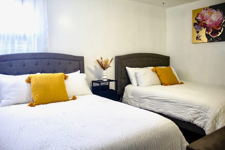 Relaxe neste quarto elegante com uma cama queen size, lençóis macios e luz natural.

Um lugar perfeito para descansar depois de um dia agitado.