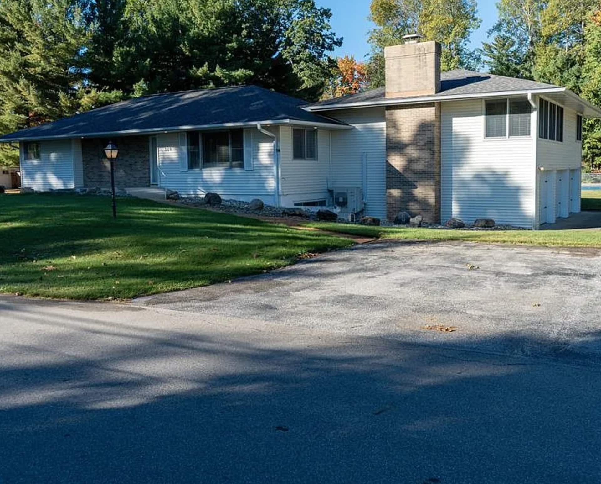 Houghton Lake Home w/ Pickleball & Tennis Courts