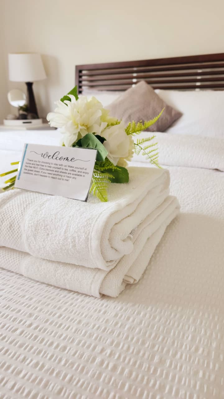 \ Chumba cha kulala chenye jua kilicho na godoro thabiti la Queen-size Sleeping Duck na wodi zilizojengwa ndani. Kioo kirefu hufanya kujiandaa kuwa rahisi na mazingira angavu huunda sehemu ya kupumzika na starehe ya kupumzika.