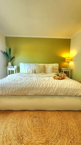 Luxury | Near Racecourse, CBD & Highpoint