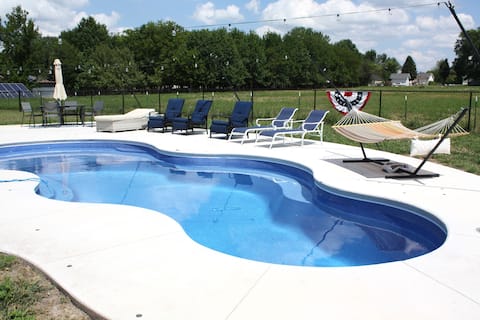 Modern Haven, Hot tub, Theatre Room 3BR/2BA Suite!