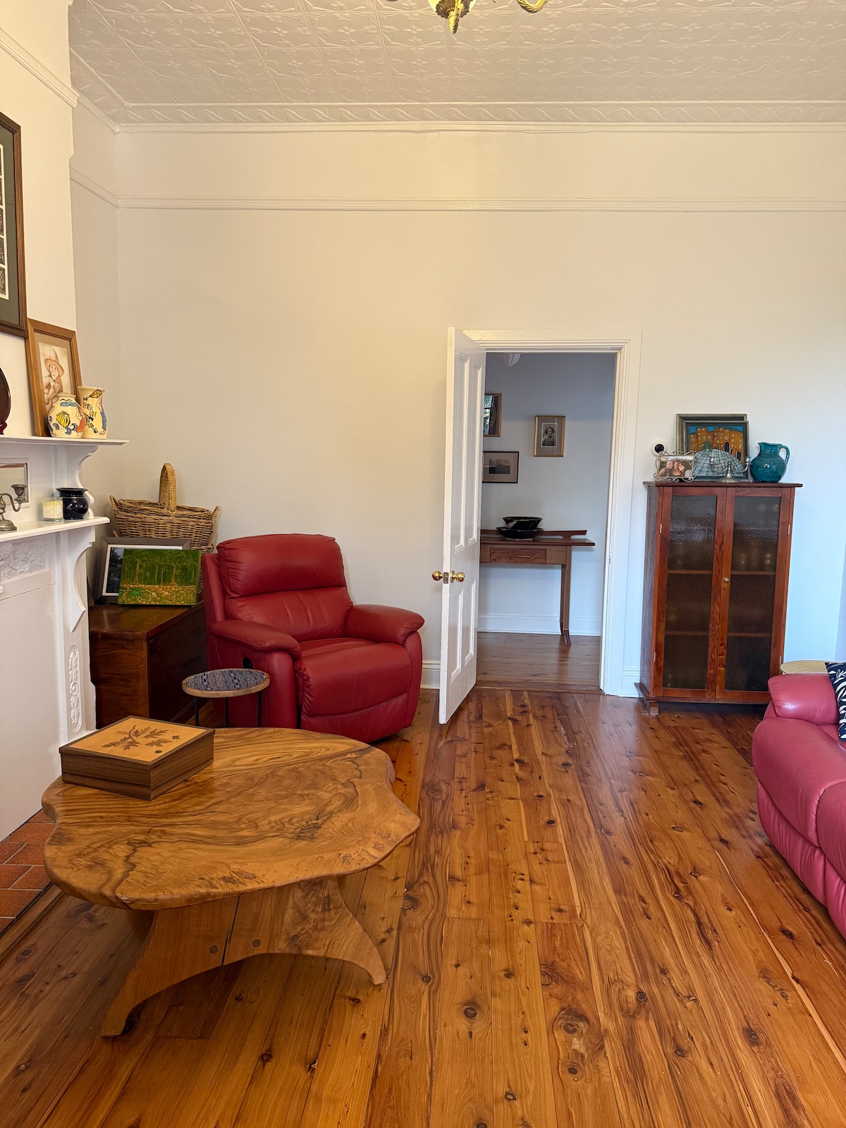 غرفة معيشة كبيرة للاسترخاء الخاص والهادئ أو المشاركة مع العائلة والأصدقاء.