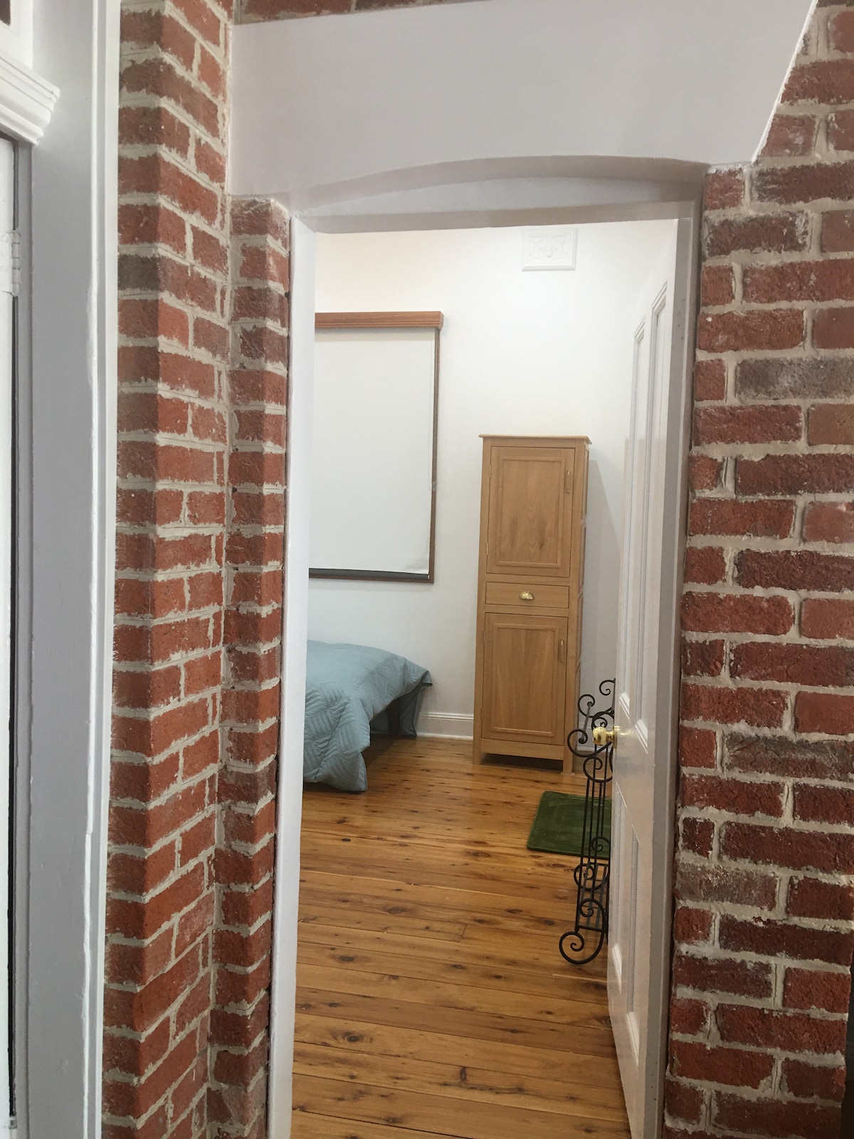 غرفة نوم تم تجديدها حديثًا مع حمام داخلي خاص.