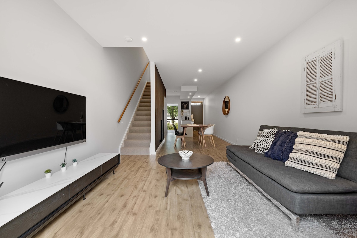 Კეთილი იყოს თქვენი მობრძანება მყუდრო საცხოვრებელში ქალაქის შუაგულში. Ეს თანამედროვე მისაღები ოთახი გთავაზობთ კომფორტულ ნაცრისფერ დივანს, რომელიც იდეალურია ძიების შემდეგ დასასვენებლად. Ბრტყელეკრანიანი ტელევიზორი იდეალურია ფილმების ღამეებისთვის ან თქვენი საყვარელი გადაცემებისთვის. 