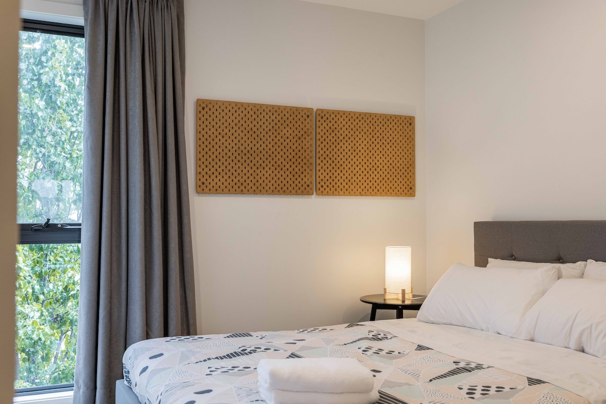 Დიდი ფანჯრიდან იშლება აყვავებული სიმწვანე და საცხოვრებელში ბუნების წიაღში. Კომფორტული საწოლი,  დახვეწილი საბნით, კარგ ძილს გპირდებათ. Ამ ოთახის მშვიდი გარემო იდეალურია ძიების შემდეგ განტვირთვისთვის.