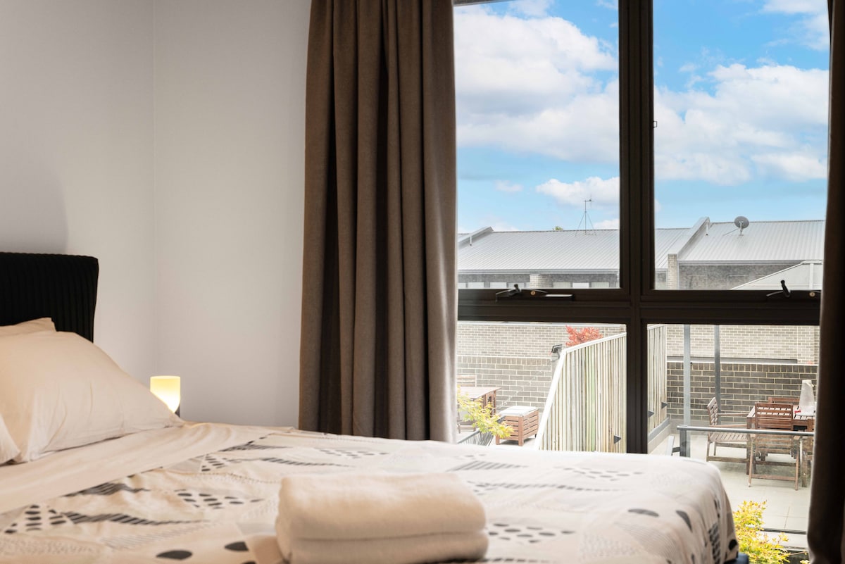 Გაიღვიძეთ ქალაქის ჰორიზონტის სილამაზით. Ფართო საძინებელი გთავაზობთ 
ფართო საწოლი სრული კომფორტისთვის, დიდი ფანჯრით, რომლიდანაც განსაცვიფრებელი ხედი იშლება. Რბილი, მიმზიდველი თეთრეული და საწოლისპირა სანათის თბილი ნათება მშვიდ ატმოსფეროს ქმნის