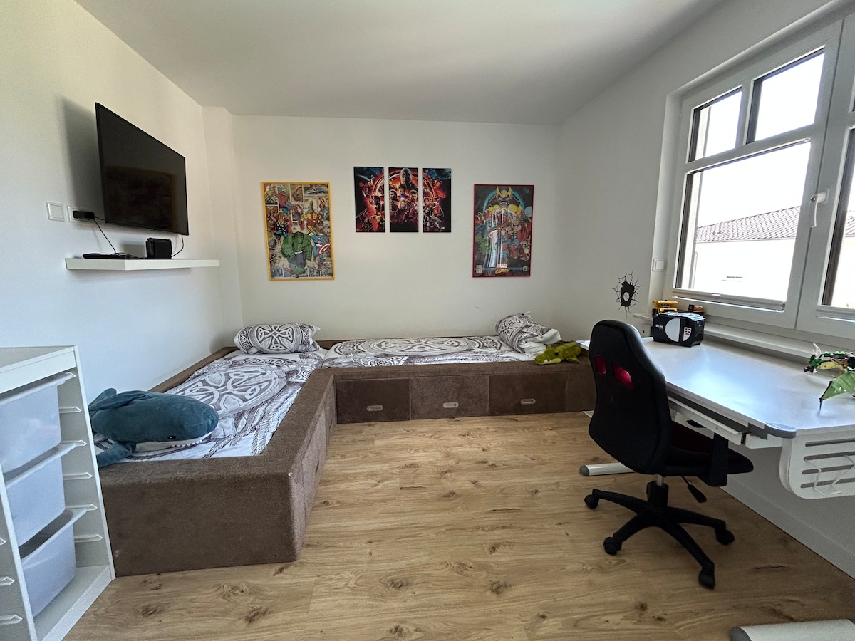 Camas individuales grandes, cada una de 80 x 200 cm 