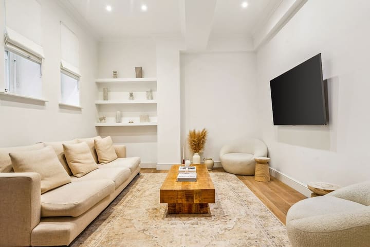 Luxury 2-Bed Apartment Steps from Oxford Street gallery image 2