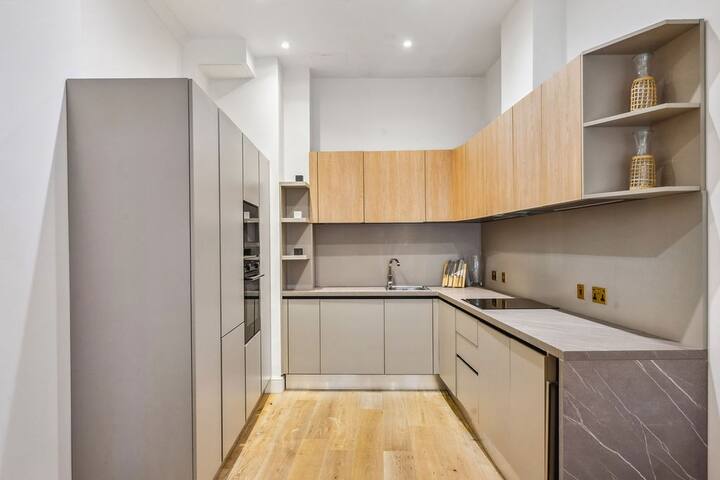 Luxury 2-Bed Apartment Steps from Oxford Street gallery image 5