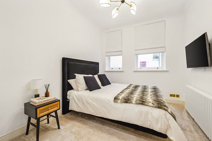 Luxury 2-Bed Apartment Steps from Oxford Street gallery image 3