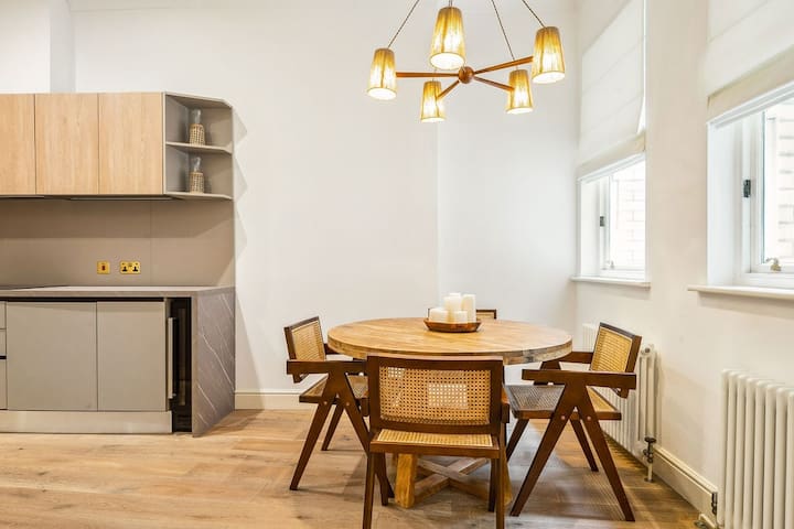 Luxury 2-Bed Apartment Steps from Oxford Street gallery image 4