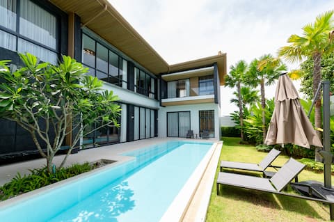 Located in the central wealthy mansion area of the island, 3 minutes to the sea pier, 8 minutes to P