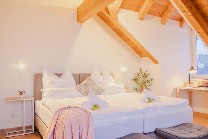 Уживајте во престојот во овој брачен кревет (180 x 200 см). Ова, исто така, може да се одвои (видете ги сликите). 