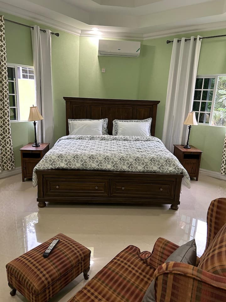 Bedroom 5, king bed
