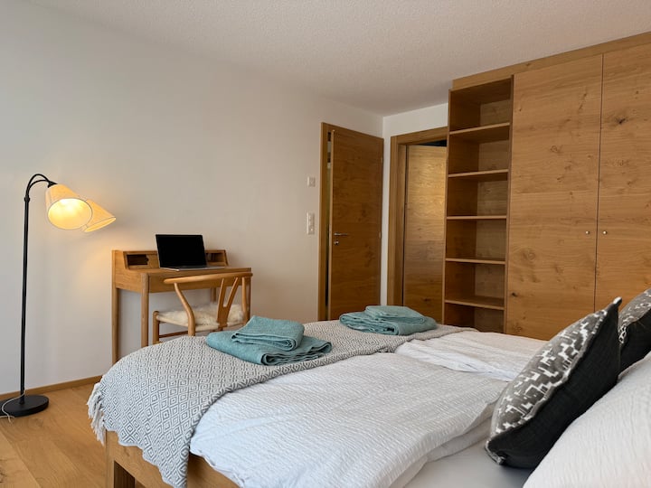 Dhoma kryesore e gjumit ka krevat dopio të madh, gardërobë të bollshme, një tavolinë të vogël pune dhe hapet në banjën e vet luksoze.