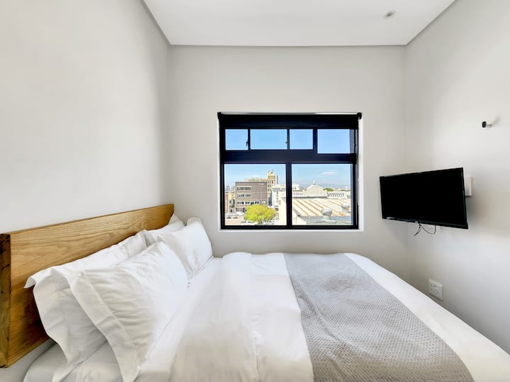 Útulná manželská posteľ s inteligentným televízorom pre vaše pohodlie.