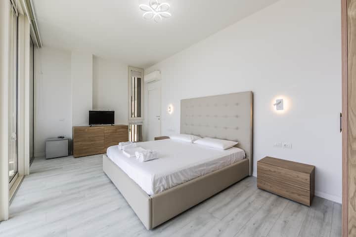 Спална соба 1 - двокреветна соба (брачен кревет (широк 180-220 см) | Втор кат)