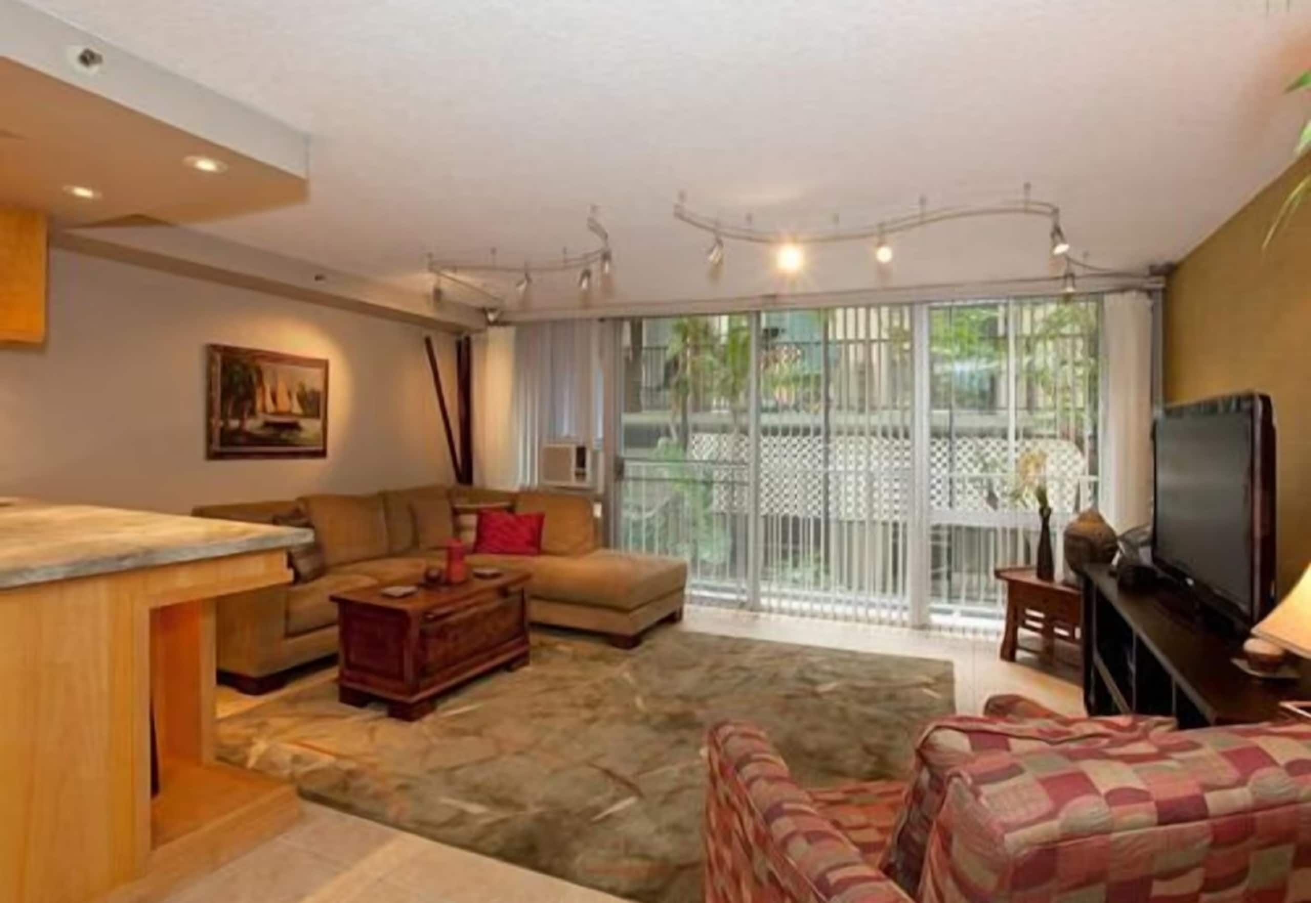 Condo in Honolulu · ★4.64 · 2 bedrooms · 2 beds · 1 private bath - Image 1
