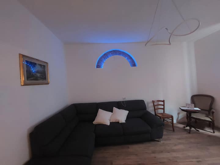 divan me drita piktoreske (mund ta ndryshosh ngjyrën nëpërmjet telekomandës)