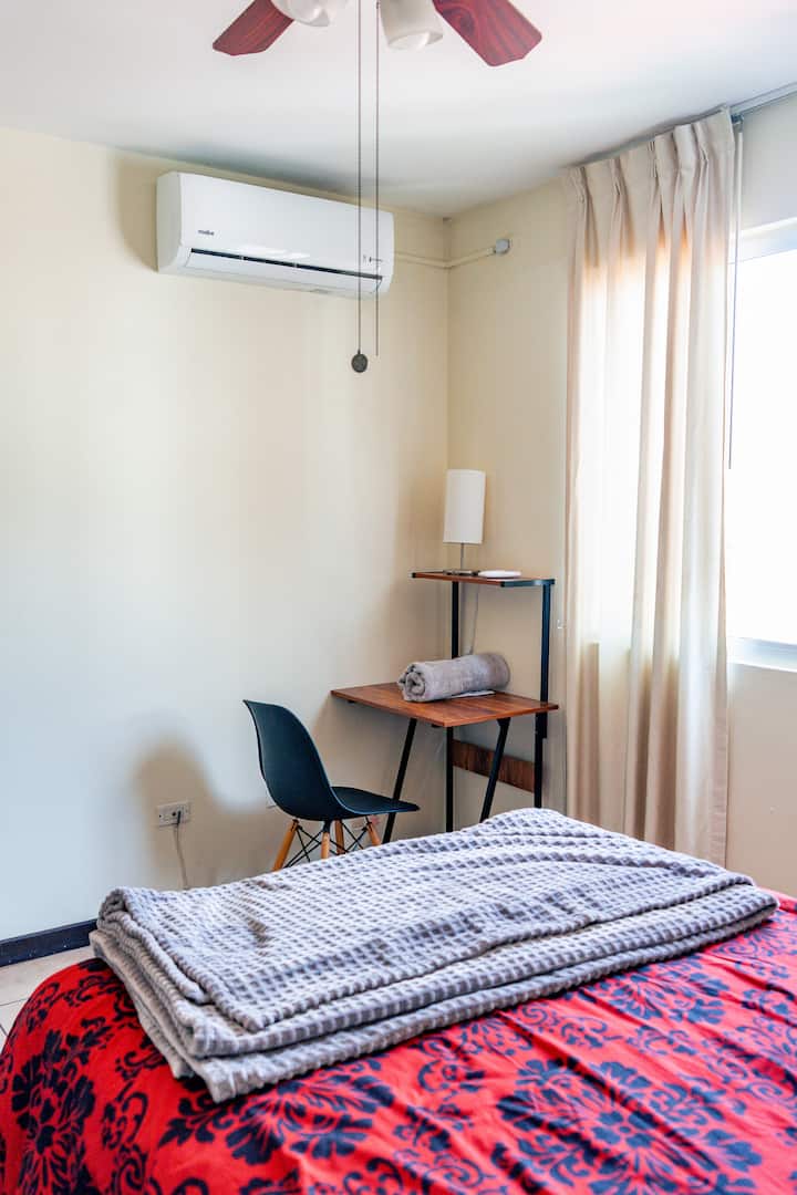 2階にあるベッドルーム2は、住宅のメインストリートを見渡せる部屋です。エアコン、専用バスルーム、デスクがあります。