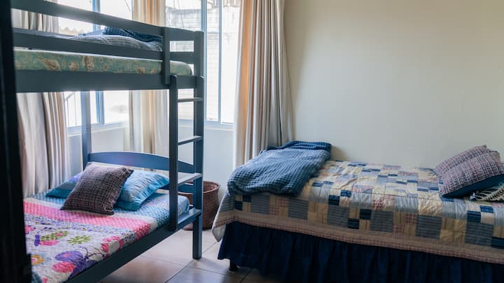 1階にある寝室には、キャビンとシングルベッドが1台あります。フルバスルームへのアクセス。