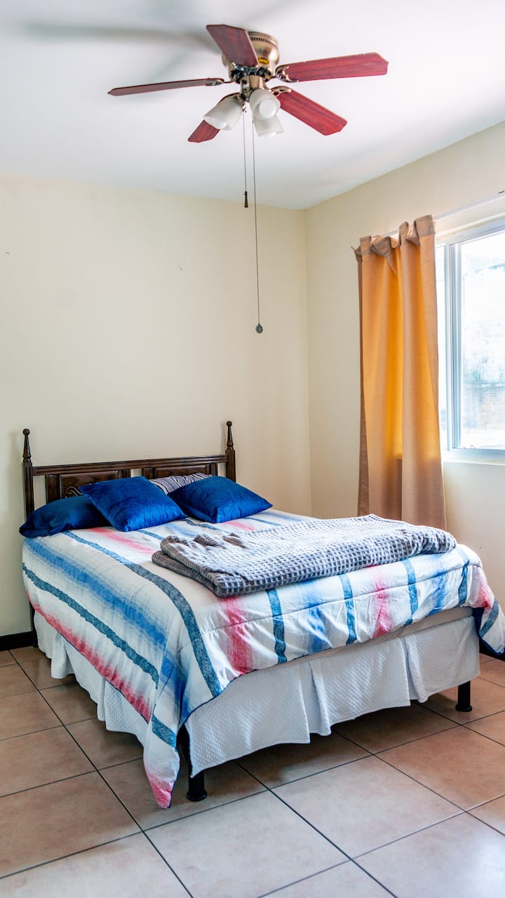 2階にあるベッドルーム3は、住宅のメインストリートを見渡せる部屋です。エアコン、専用バスルーム、デスクがあります。